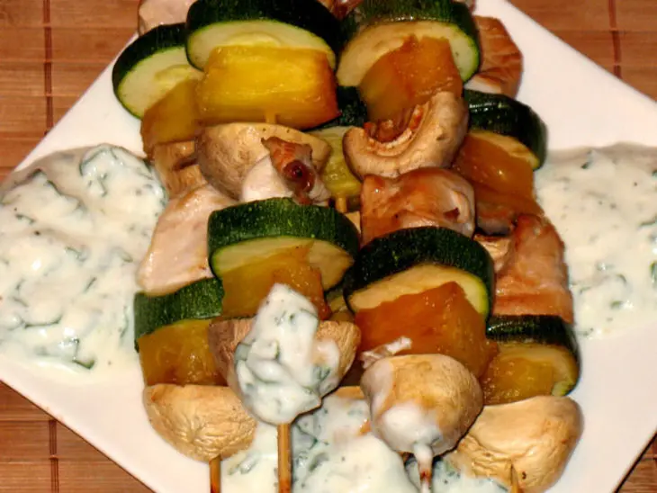 Куриные шписы с ананасом,цуккини  и шампиньонами и соус из йогурта к ним: шаг 3