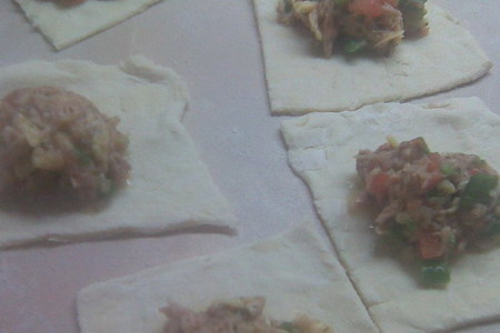 Слоеные пирожки с начинкой из тунца, сыра и овощей.: шаг 3