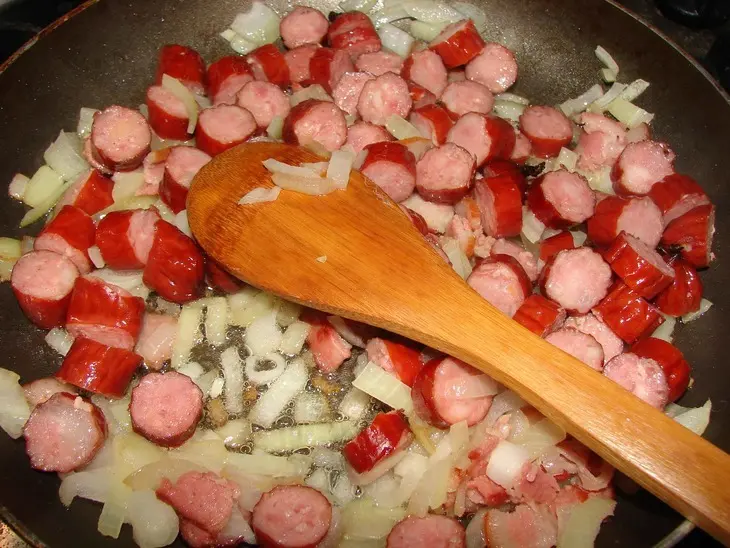 Перловка с копчёными колбасками и грибами: шаг 1