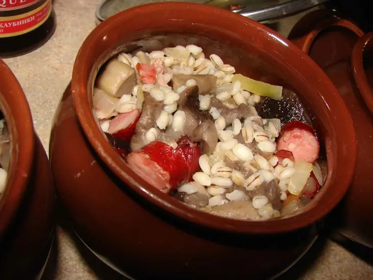 Перловка с копчёными колбасками и грибами: шаг 2