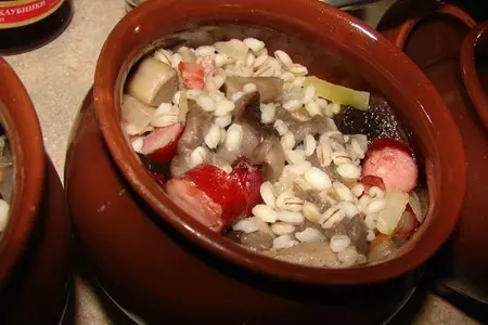 Перловка с копчёными колбасками и грибами: шаг 2