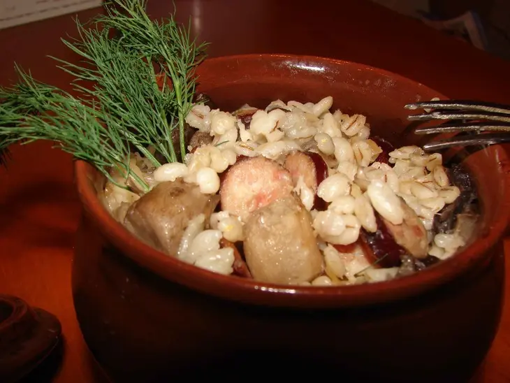 Перловка с копчёными колбасками и грибами: шаг 3