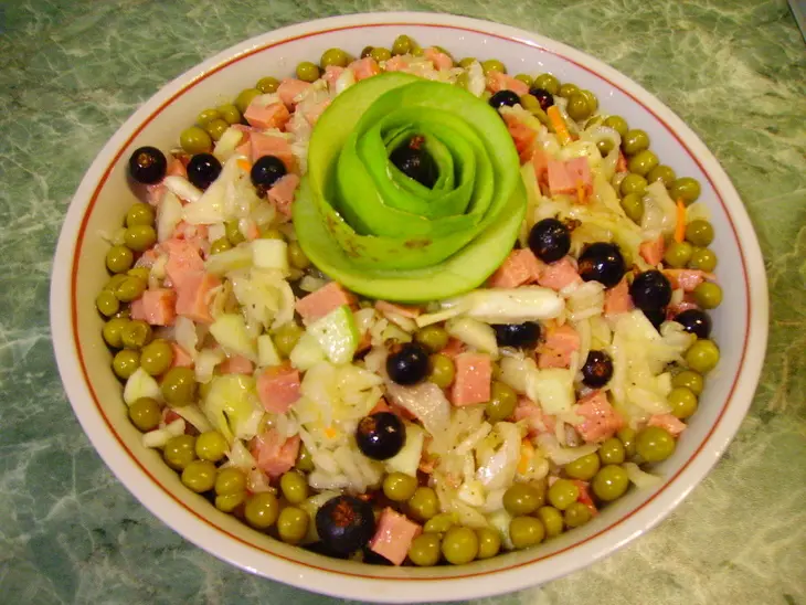 Салат с квашеной капустой, ветчиной и яблоком: шаг 1