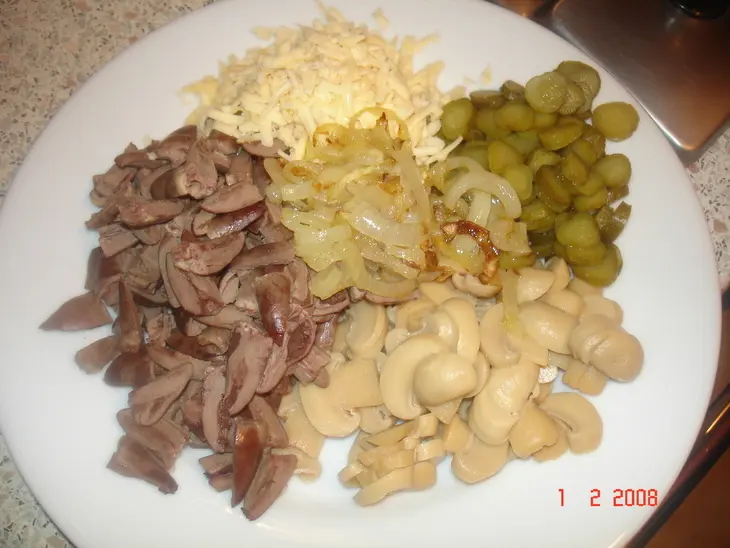 Салатик из куриных сердечек с грибами и корнишонами: шаг 1