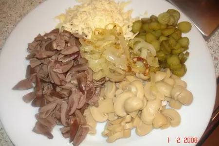 Салатик из куриных сердечек с грибами и корнишонами: шаг 1