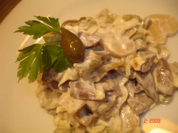 Салатик из куриных сердечек с грибами и корнишонами: шаг 2
