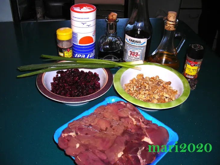 Куринная печенка с орехами и сушенной клюквой: шаг 1