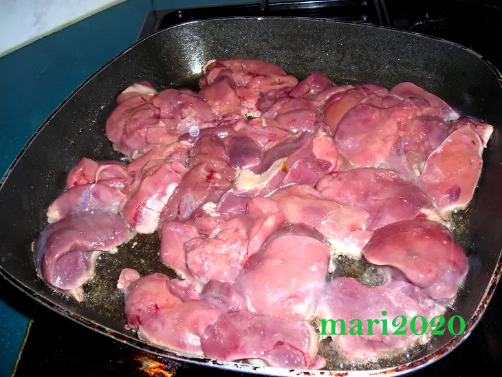 Куринная печенка с орехами и сушенной клюквой: шаг 4