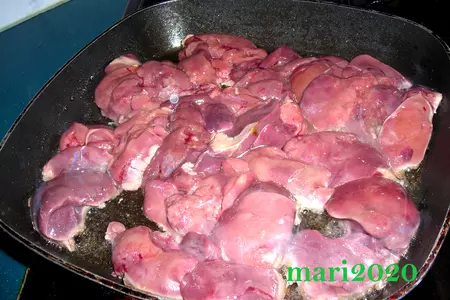 Куринная печенка с орехами и сушенной клюквой: шаг 4
