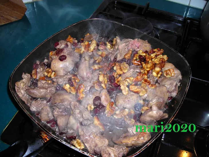 Куринная печенка с орехами и сушенной клюквой: шаг 5