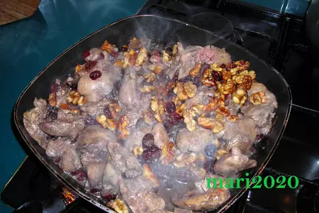 Куринная печенка с орехами и сушенной клюквой: шаг 5