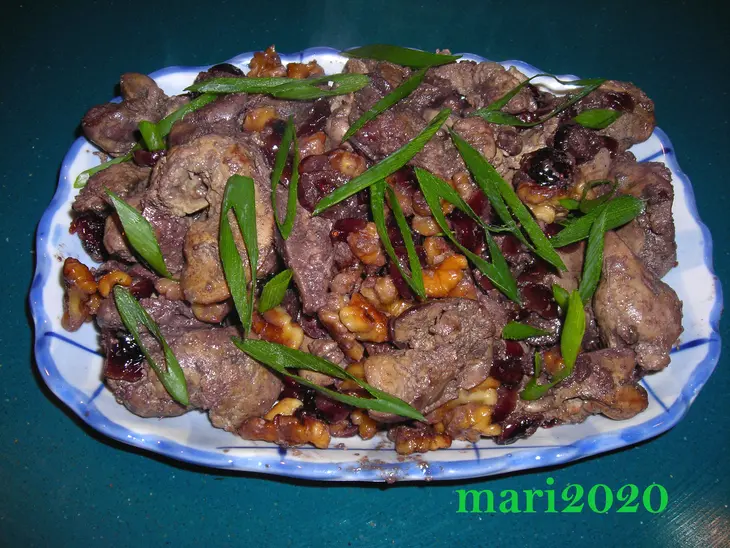 Куринная печенка с орехами и сушенной клюквой: шаг 6