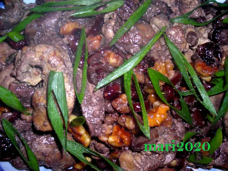 Куринная печенка с орехами и сушенной клюквой: шаг 7