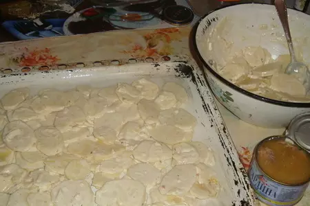 Картофель, запеченный с консервой: шаг 2