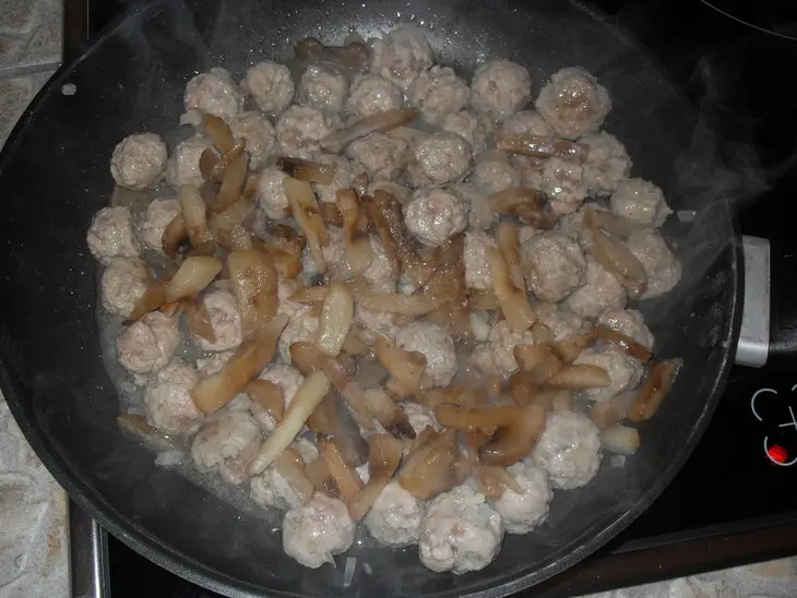 Коттбулар - мясные фрикадельки // köttbular: шаг 4