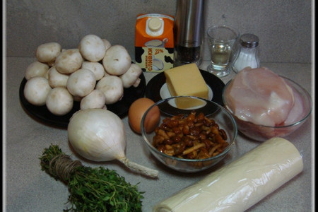 Пирог из слоеного теста с курицей, шампиньонами и опятами в сырно-сливочном соусе.: шаг 1