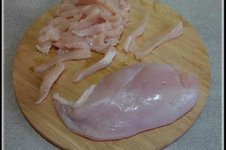 Пирог из слоеного теста с курицей, шампиньонами и опятами в сырно-сливочном соусе.: шаг 3