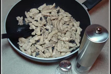 Пирог из слоеного теста с курицей, шампиньонами и опятами в сырно-сливочном соусе.: шаг 7