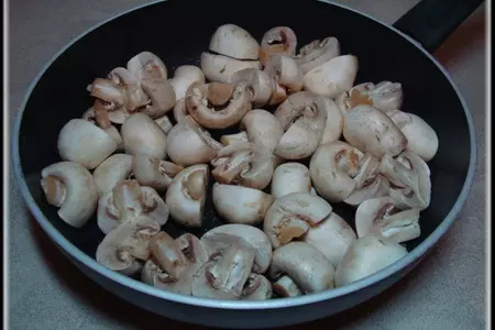 Пирог из слоеного теста с курицей, шампиньонами и опятами в сырно-сливочном соусе.: шаг 8