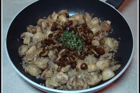 Пирог из слоеного теста с курицей, шампиньонами и опятами в сырно-сливочном соусе.: шаг 10