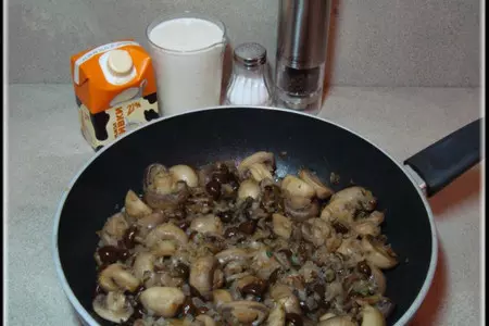 Пирог из слоеного теста с курицей, шампиньонами и опятами в сырно-сливочном соусе.: шаг 11