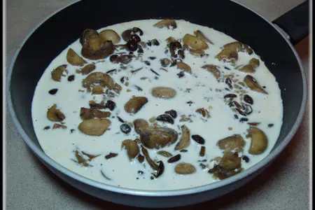 Пирог из слоеного теста с курицей, шампиньонами и опятами в сырно-сливочном соусе.: шаг 12