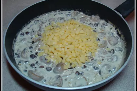 Пирог из слоеного теста с курицей, шампиньонами и опятами в сырно-сливочном соусе.: шаг 13