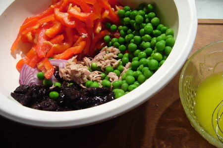 Салат с тунцом, паприкой, черносливом и зеленым горошком: шаг 1