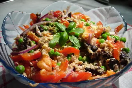 Салат с тунцом, паприкой, черносливом и зеленым горошком: шаг 2