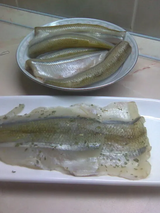Пирог из ржаной муки с рыбой, грибным соусом, сыром: шаг 2