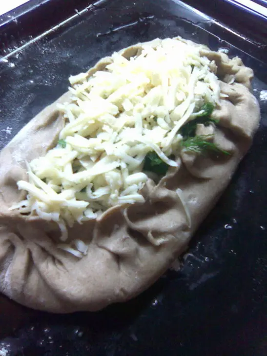 Пирог из ржаной муки с рыбой, грибным соусом, сыром: шаг 8