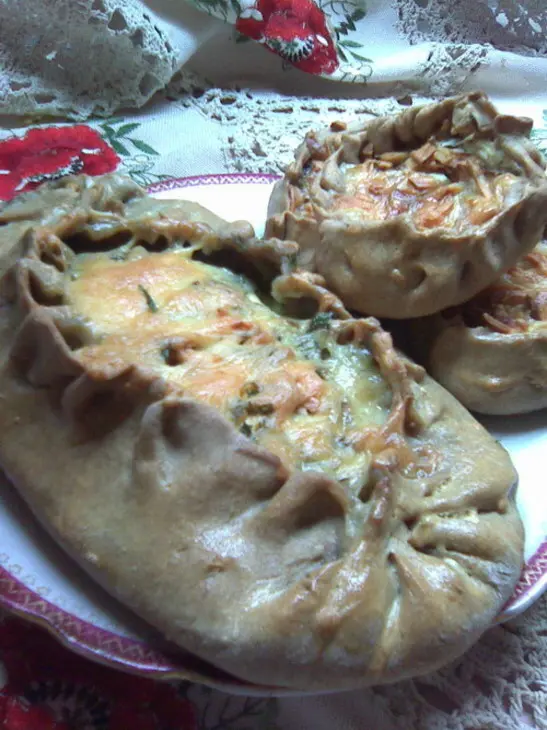 Пирог из ржаной муки с рыбой, грибным соусом, сыром: шаг 9