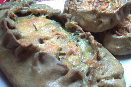 Пирог из ржаной муки с рыбой, грибным соусом, сыром: шаг 9