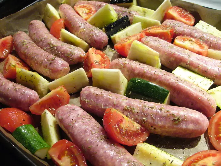 Колбаски, запеченные с овощами и розмарином "воспоминание о лете": шаг 1