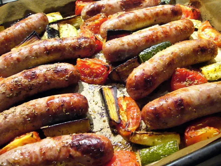 Колбаски, запеченные с овощами и розмарином "воспоминание о лете": шаг 2