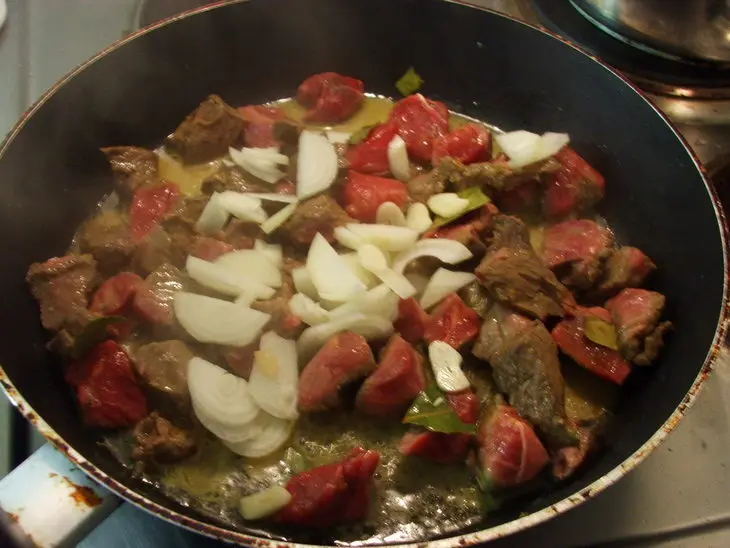 Говядина тушеная с оливками и картофелем (кажется по мароккански...): шаг 2