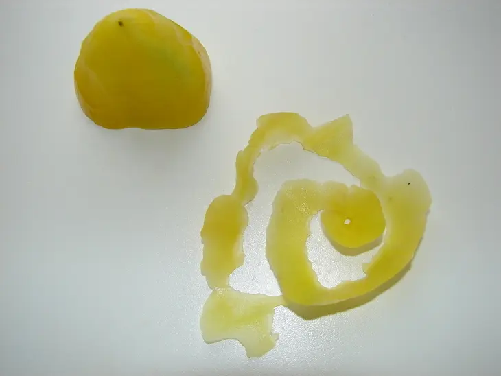 Роза из кожуры болгарского перца: шаг 1