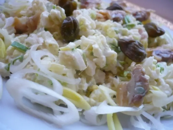 Салат с копчеными ракушками, курицей, луком пореем и яблоком: шаг 2