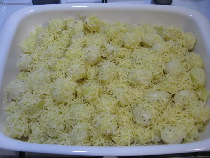 Картофель запечёный с заливкой и сыром: шаг 5