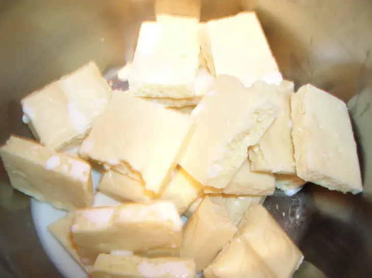 Маффины белошоколадные с черной смородиной: шаг 2