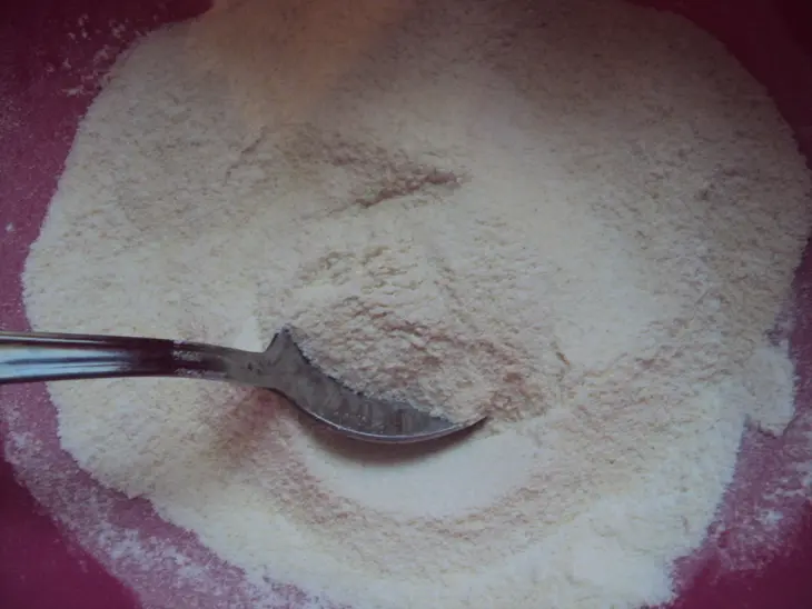 Марокканские  манные блины на дрожжах (crêpes baghrirs): шаг 1