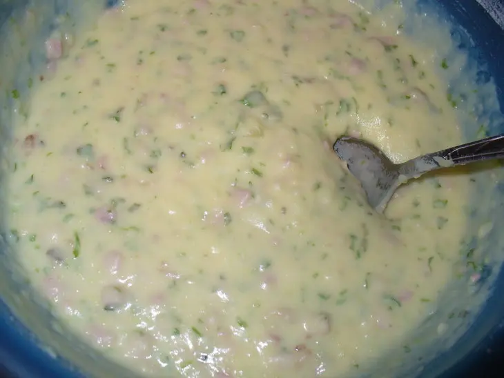 Картофельные оладушки с ветчиной,жареным луком и зеленью: шаг 3