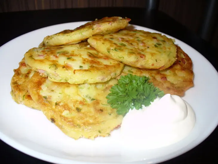 Картофельные оладушки с ветчиной,жареным луком и зеленью: шаг 4