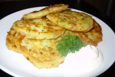 Картофельные оладушки с ветчиной,жареным луком и зеленью: шаг 4