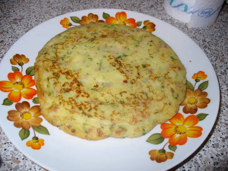 Картофельные оладушки с ветчиной,жареным луком и зеленью: шаг 5
