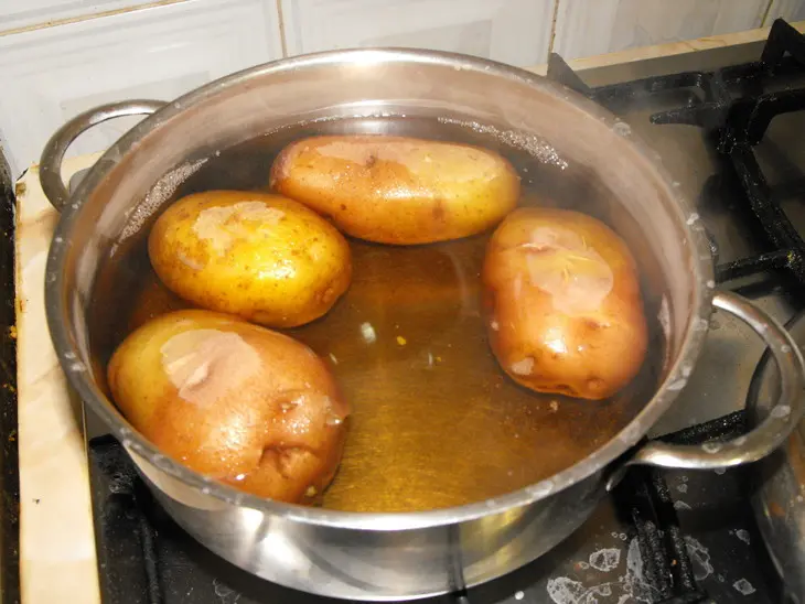 Картофельные стаканчики с морепродуктами: шаг 1