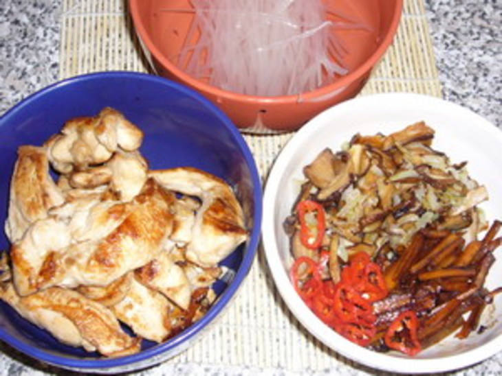 Курино-грибной суп с рисовой лапшой: шаг 3