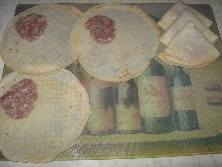 Блинчики с мясом или дальние родственники беляшей и чебуреков: шаг 1