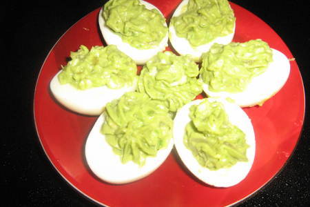 Закуска из яиц и помидор,фаршированных авокадо.: шаг 2