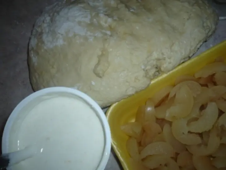 Дрожжевой пирог с яблоками под сметанной заливкой: шаг 1
